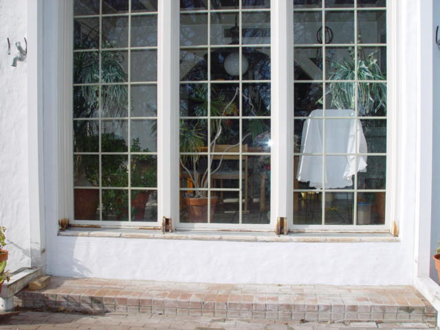 Picture 1, Kitchen windows with rot